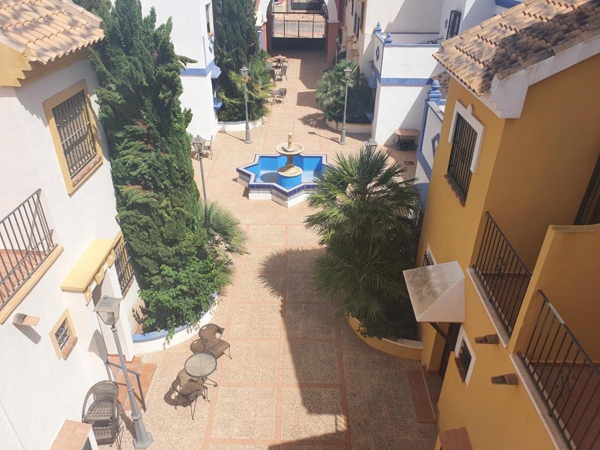Calle Carlos Primero, Roda Buitenkant foto